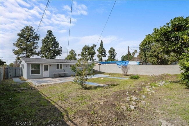 12052 Bromont Ave in San Fernando, CA - Foto de edificio - Building Photo