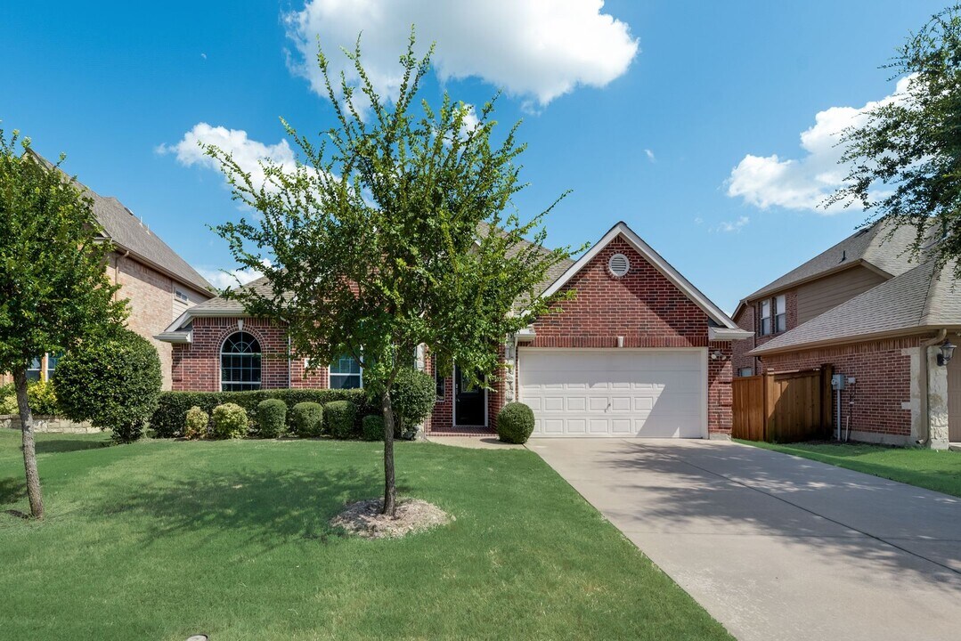 2755 Explorador in Grand Prairie, TX - Building Photo