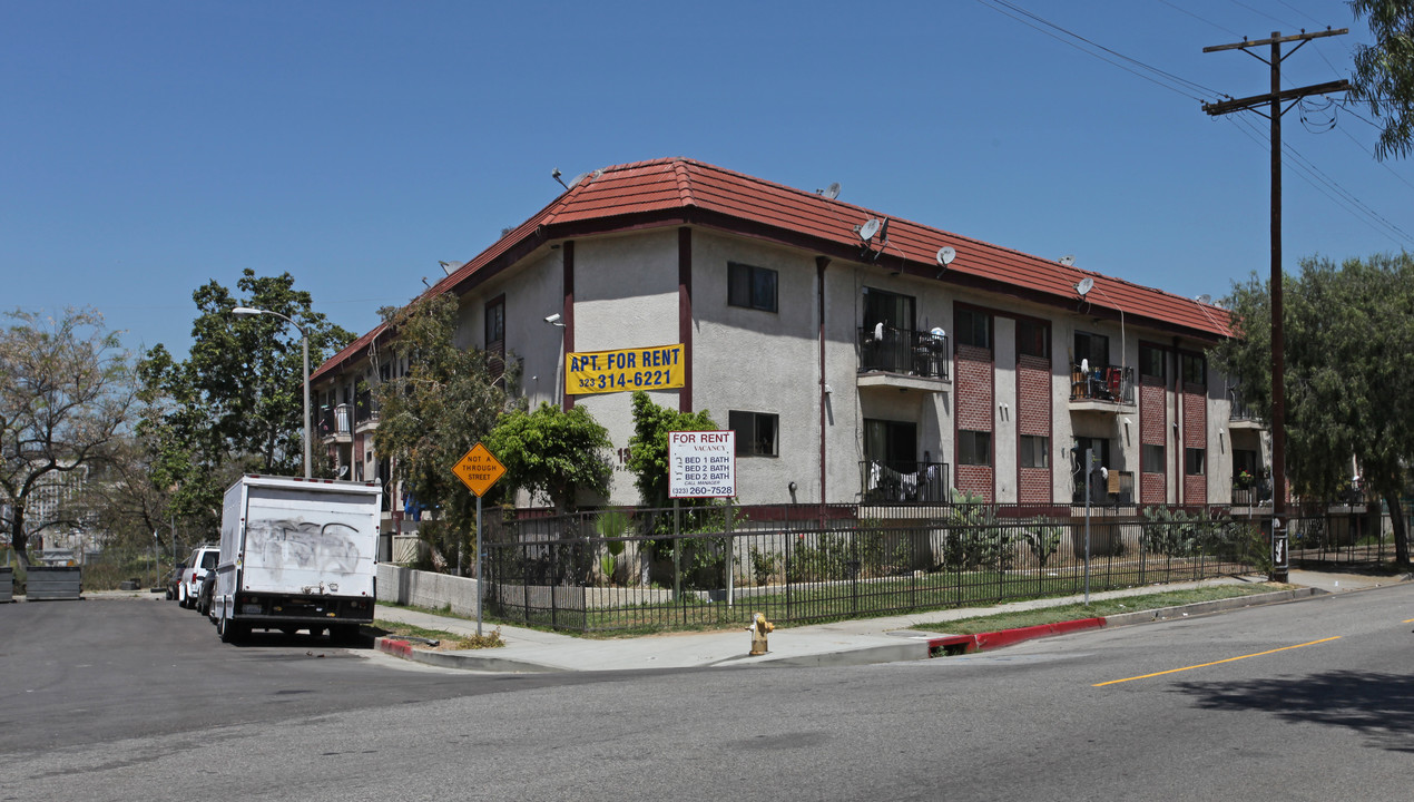 1330 Pleasant Ave in Los Angeles, CA - Foto de edificio