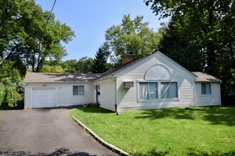 220 Hillside Ave in Springfield, NJ - Building Photo - Building Photo