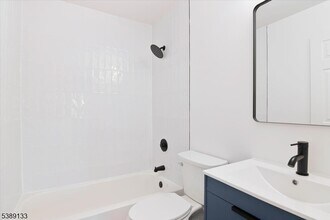 60 Mews Ln in South Orange, NJ - Building Photo - Building Photo