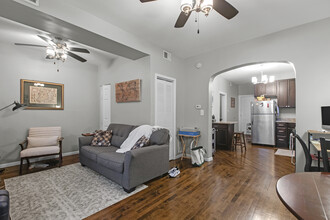 2348 W Moffat St, Unit 3R in Chicago, IL - Building Photo - Building Photo