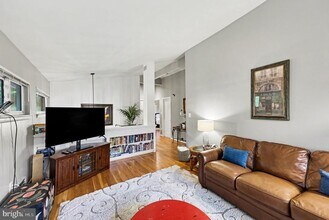 6306 Beachway Dr in Falls Church, VA - Foto de edificio - Building Photo