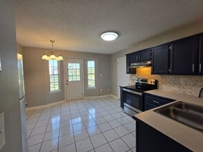 704 Carbondale Dr in Oak Grove, KY - Building Photo - Building Photo