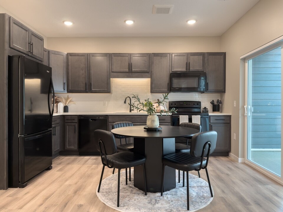 The Pines of Rochester | Specials Available in Rochester, MN - Foto de edificio