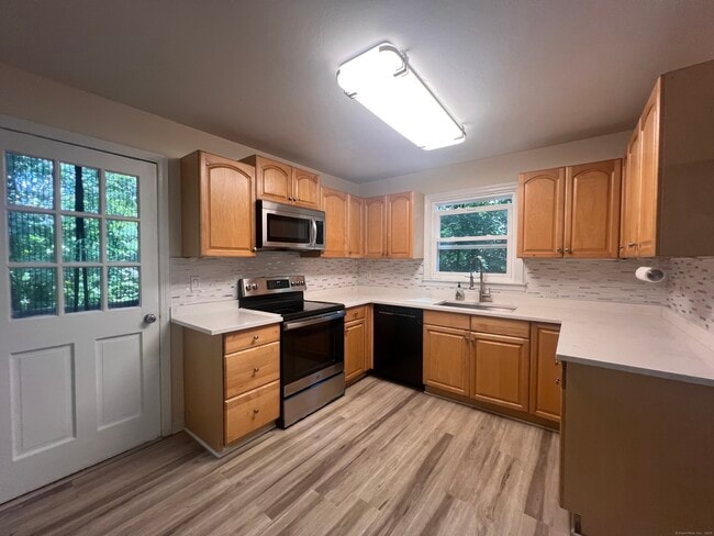 11 E Hills Dr in New Canaan, CT - Building Photo - Building Photo