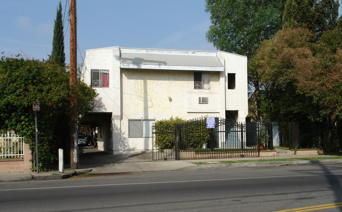 6631 Hazeltine Ave in Van Nuys, CA - Foto de edificio