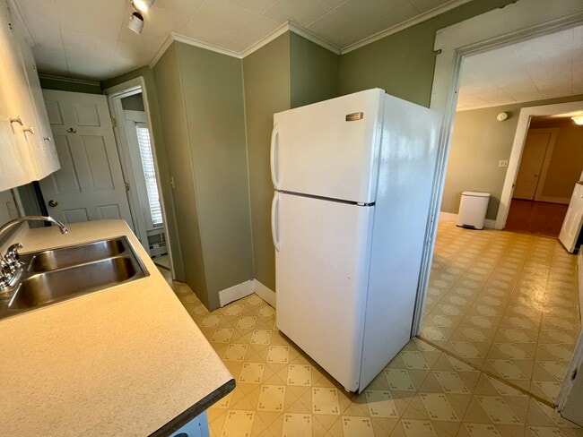 43 Spruce St, Unit 43 Spruce St Apt B in Sanford, ME - Building Photo - Building Photo