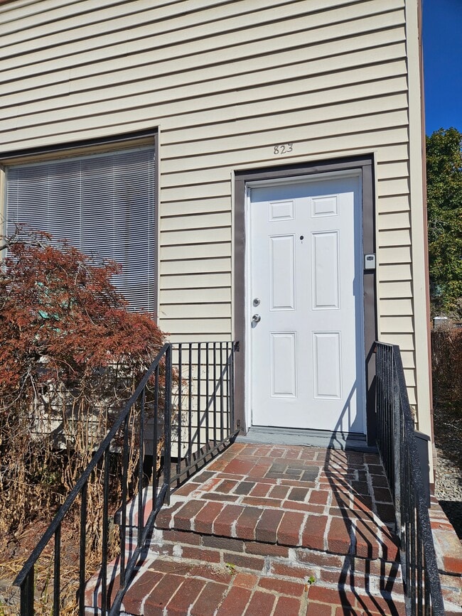 823 Main St, Unit 2F in Arlington, NY - Building Photo - Building Photo