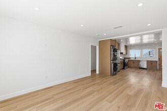 11671 Chandler Blvd in Los Angeles, CA - Building Photo - Building Photo