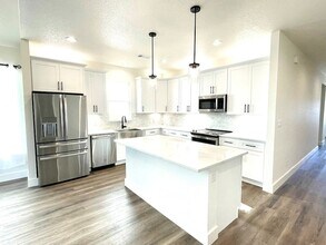 706 Cirrus Ln in Fredericksburg, TX - Foto de edificio - Building Photo