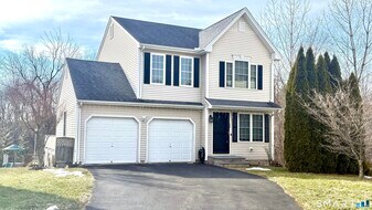 36 Schoolhouse Landing in East Granby, CT - Building Photo