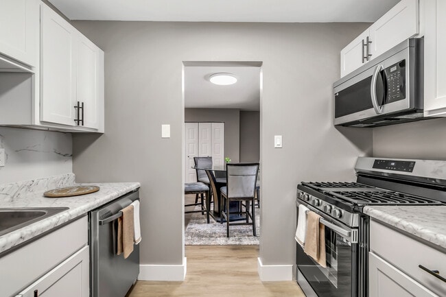 The Ridge Apartments in Merrillville, IN - Foto de edificio - Building Photo