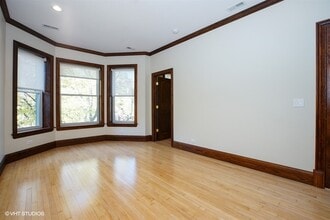 2327 N Southport Ave, Unit 2 in Chicago, IL - Foto de edificio - Building Photo