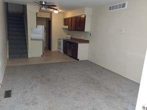Clinton Village Apartments in Clinton Township, MI - Foto de edificio - Building Photo