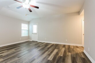 1618 Mustang Cyn Wy in Houston, TX - Building Photo - Building Photo