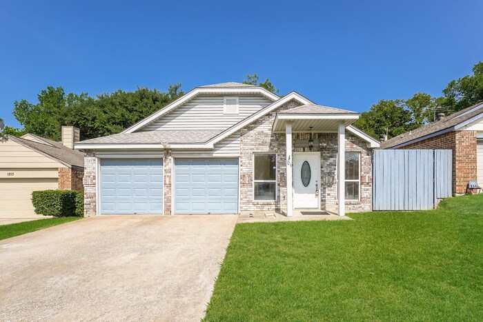 1211 Hilburn Ct in Irving, TX - Building Photo