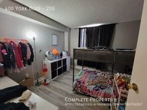 400 York Blvd in Hamilton, ON - Building Photo - Building Photo