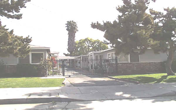 5028 Bakman Ave in North Hollywood, CA - Foto de edificio