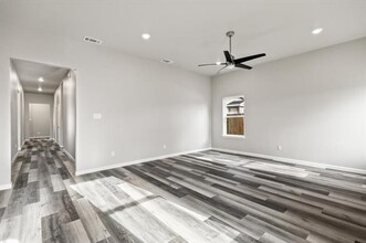 200 Ave B in Ennis, TX - Foto de edificio - Building Photo