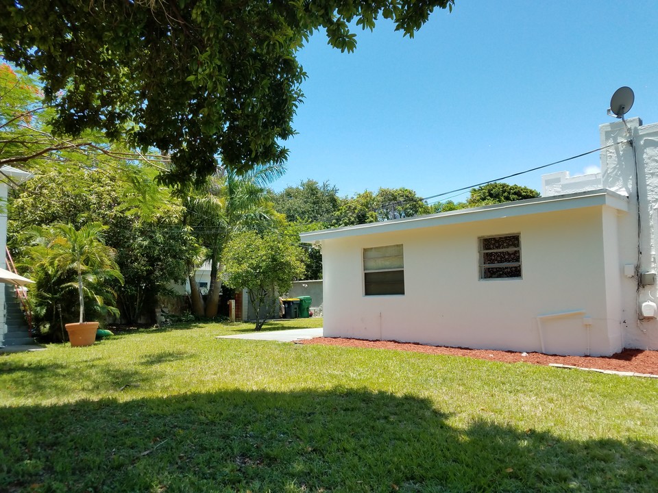 Dania Duplex in Dania Beach, FL - Foto de edificio