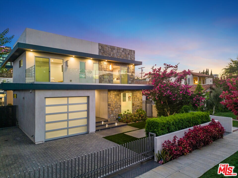 6410 Lindenhurst Ave in Los Angeles, CA - Building Photo