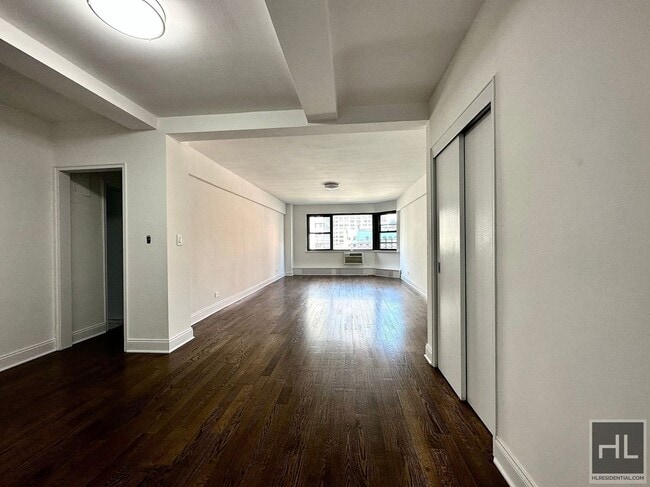 219 E 69th St in New York, NY - Building Photo - Building Photo