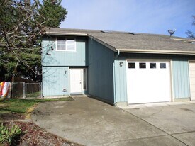 147-149 Omni Cir in Medford, OR - Building Photo