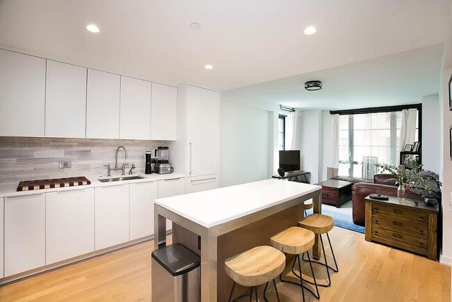 7 Lexington Ave