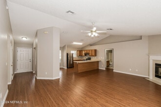 10450 McGirts Creek Dr in Jacksonville, FL - Foto de edificio - Building Photo