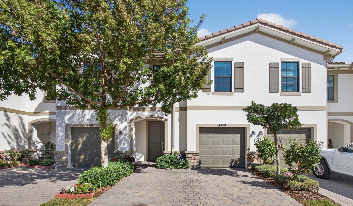 4408 Hemlock Dr in Riviera Beach, FL - Foto de edificio