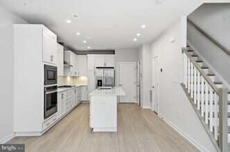 7488 Backett Wood Ter in Tysons, VA - Foto de edificio - Building Photo