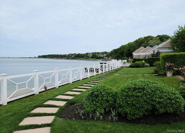 62 Canoe Place Rd in Hampton Bays, NY - Building Photo - Building Photo