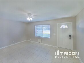 6313 S Clark Ave in Tampa, FL - Foto de edificio - Building Photo