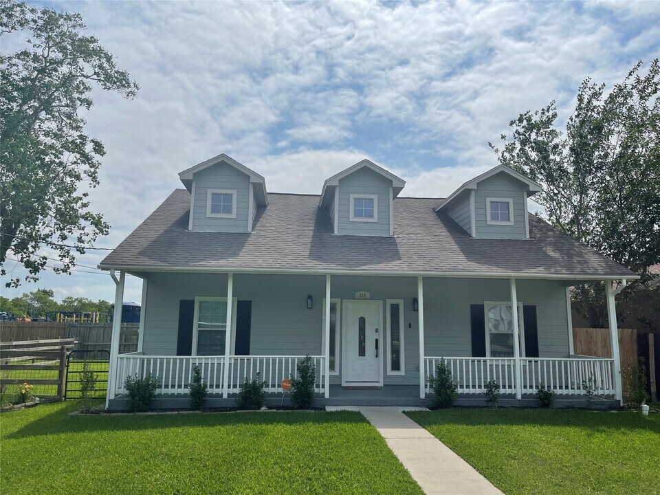 516 Battleview Rd in La Porte, TX - Building Photo