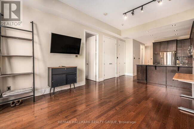 327 Breezehill Ave S in Ottawa, ON - Building Photo - Building Photo