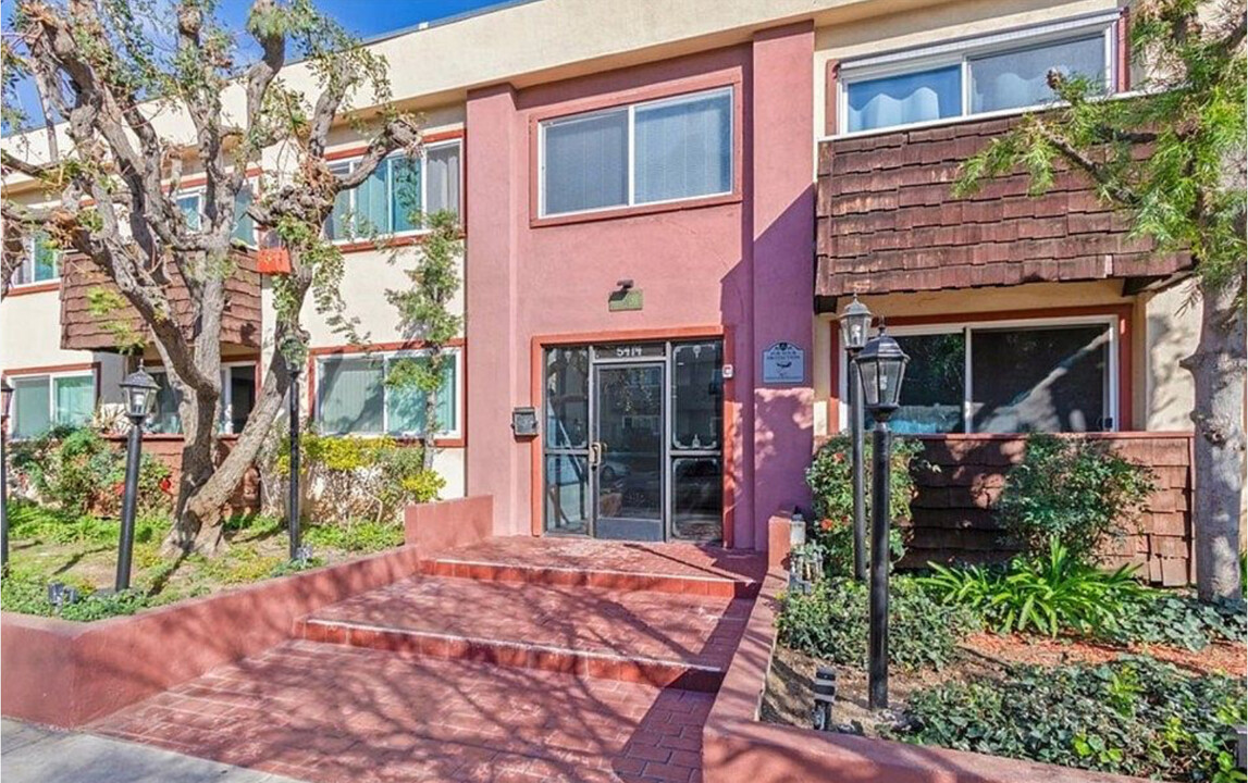 5414 Newcastle Ave in Encino, CA - Building Photo