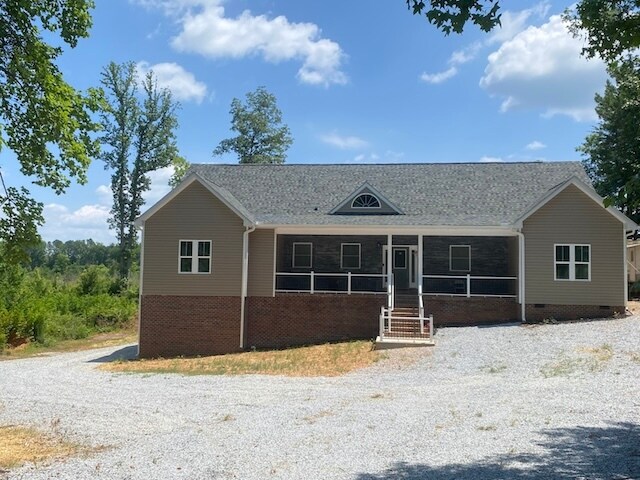 19466 Boydton Plank Rd in Warfield, VA - Foto de edificio