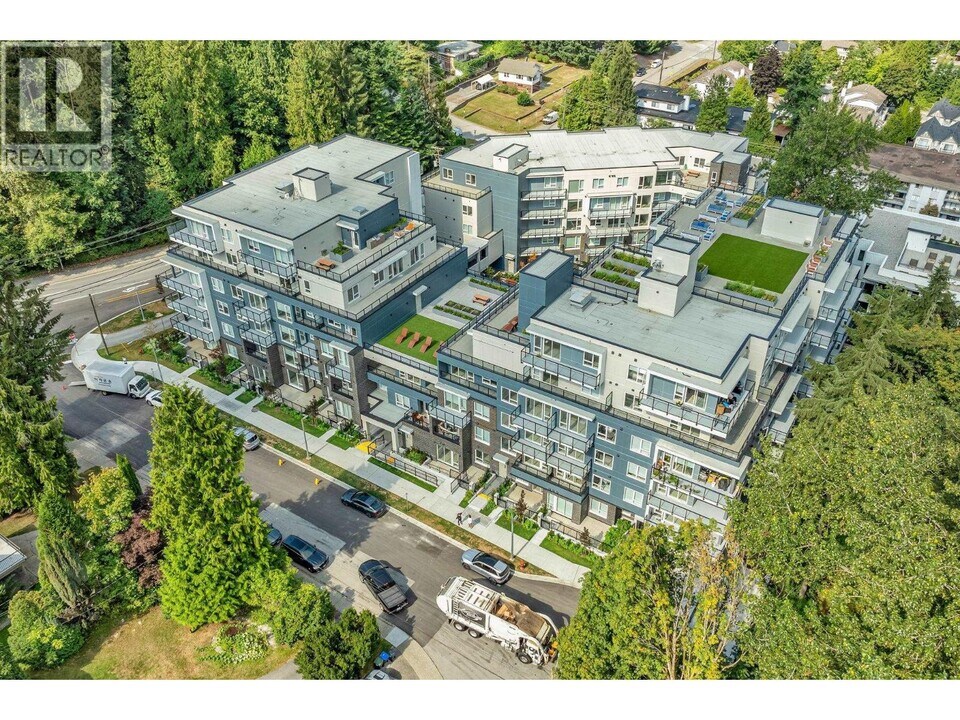 2002 St George St in Port Moody, BC - Building Photo