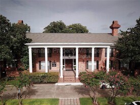 2824 Briarhurst Dr in Houston, TX - Building Photo