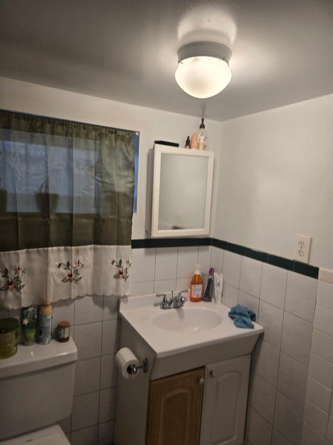 62-95 Wetherole St, Unit 1 in Queens, NY - Foto de edificio - Building Photo