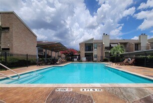 8100 Cambridge St in Houston, TX - Building Photo