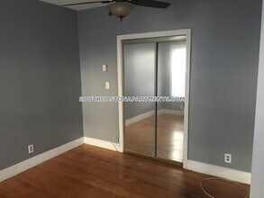 4 Barrett Ave-Unit -1 in Boston, MA - Foto de edificio - Building Photo