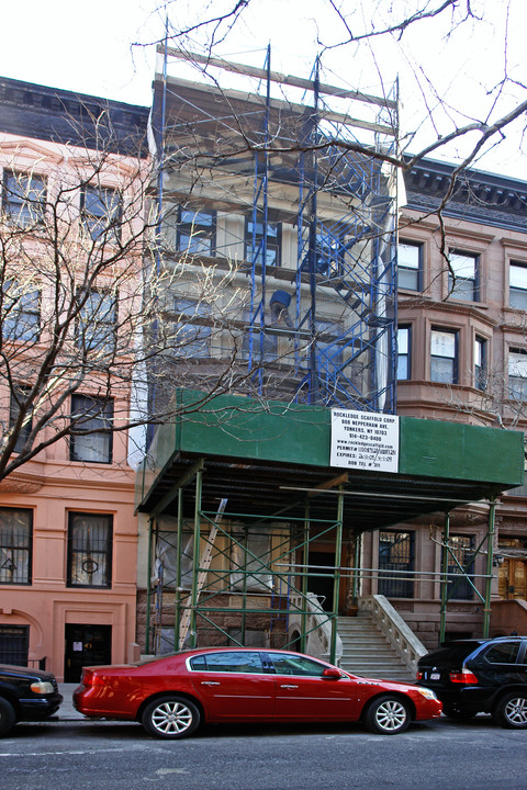 41 W 70th St in New York, NY - Building Photo