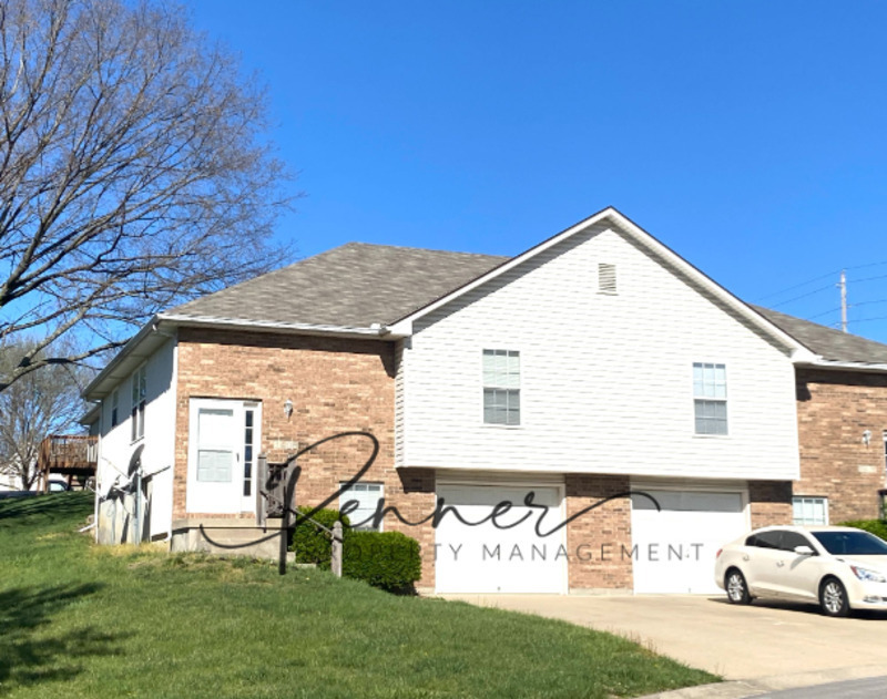 1405 SE Henley Ct in Blue Springs, MO - Building Photo
