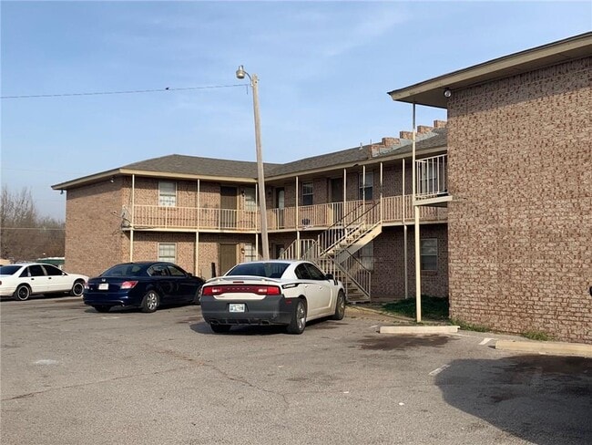 1600 Grandview Dr-Unit -7 in Weatherford, OK - Building Photo - Building Photo