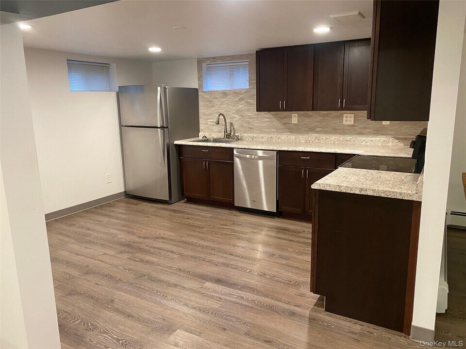 15 Janet St in Port Jefferson Station, NY - Building Photo