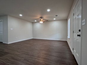 102 Pecan Dr in Lacy Lakeview, TX - Foto de edificio - Building Photo