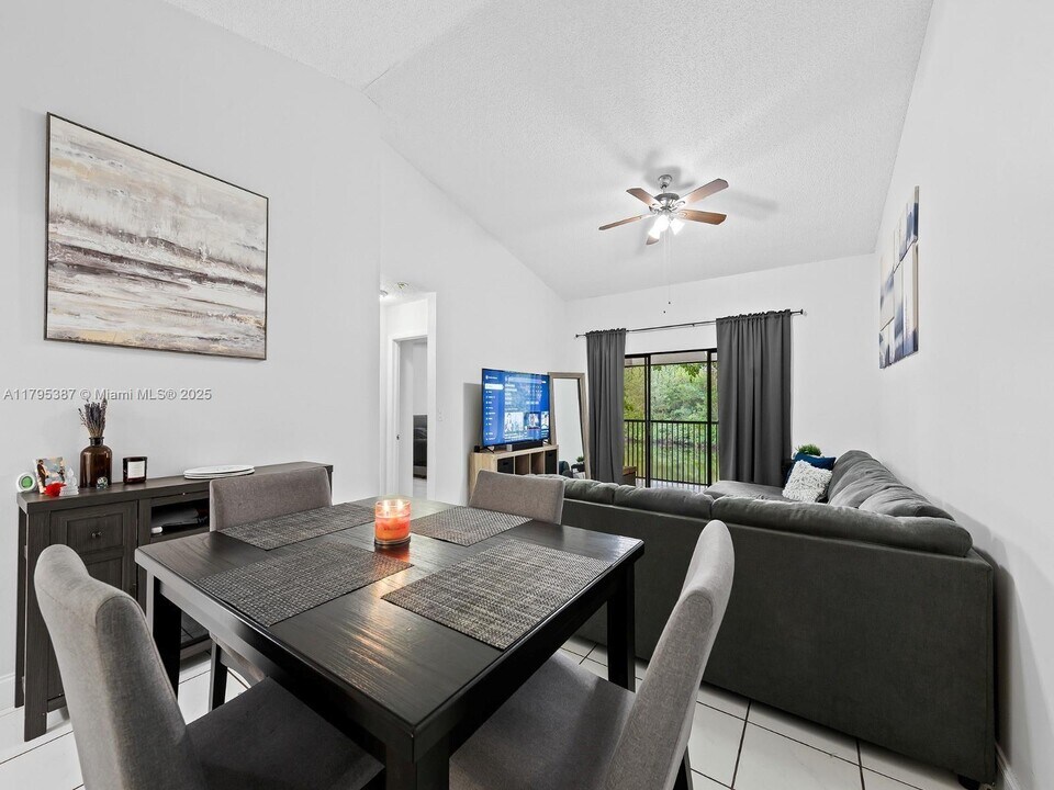 3868 Carambola Cir N in Coconut Creek, FL - Foto de edificio