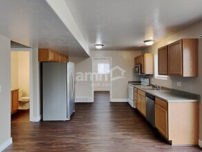 1460 Heather Ln in Syracuse, UT - Foto de edificio - Building Photo